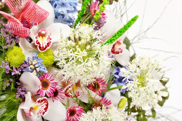 Flores bonitas na cesta — Fotografia de Stock
