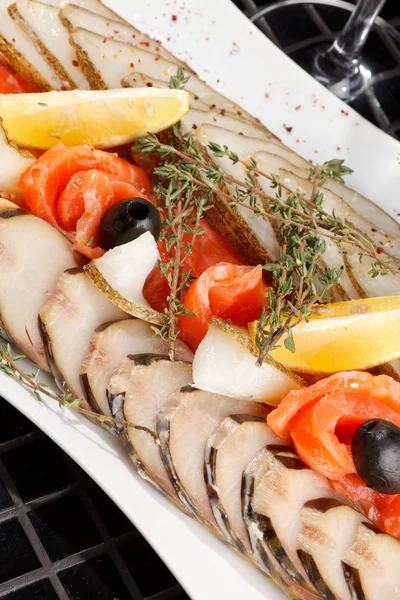 Vis delicatessen op een feestelijke tafel — Stockfoto
