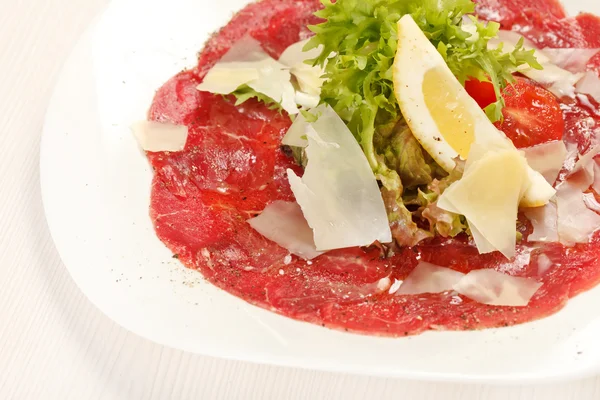 Kött carpaccio med parmesanost — Stockfoto