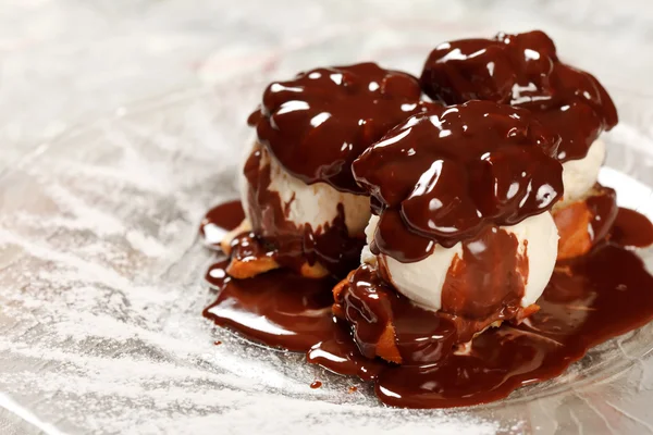 チョコレートのトッピングとアイスクリーム — ストック写真
