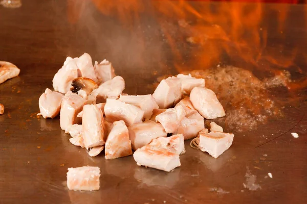 Chef che frigge carne in una padella — Foto Stock