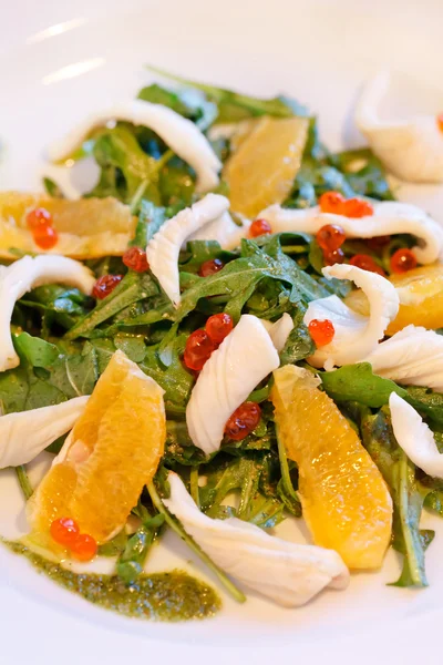 Salat mit Tintenfisch und Orange — Stockfoto