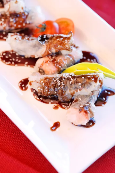 Китайские роллы с лососем — стоковое фото