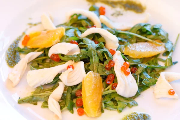 Salat mit Tintenfisch und Orange — Stockfoto