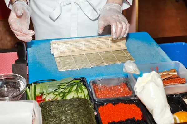 Chef preparando sushi en la cocina — Foto de Stock
