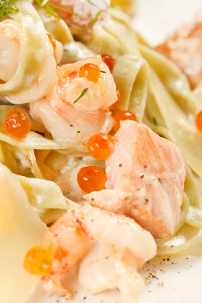 Pasta with salmon and caviar — Stock Photo, Image