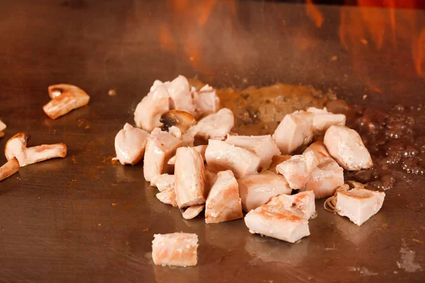Chef che frigge carne in una padella — Foto Stock