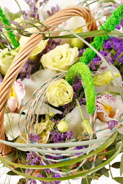 Flores bonitas em uma cesta — Fotografia de Stock