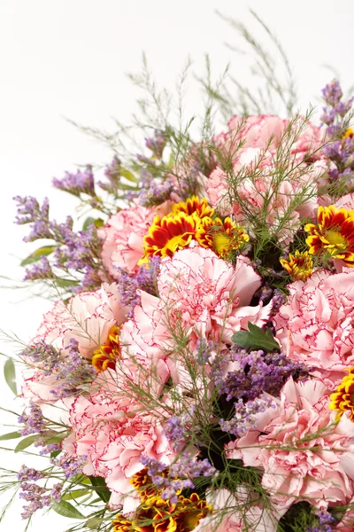 Ładne kwiaty w koszyku — Zdjęcie stockowe