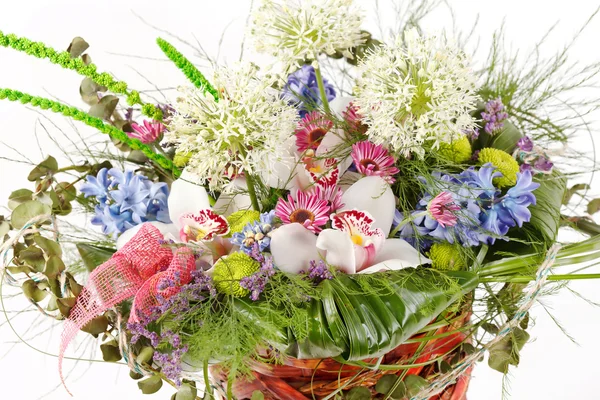 Piękne kwiaty w koszyku — Zdjęcie stockowe