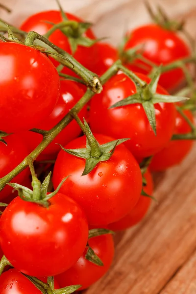 Ahşap arka planda kiraz domatesleri — Stok fotoğraf