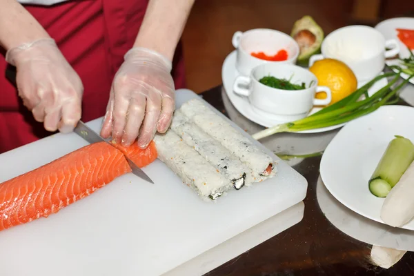Szef kuchni przygotowuje sushi w kuchni — Zdjęcie stockowe