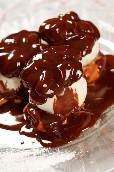 Zmrzlina s čokoládovou polevou — Stock fotografie