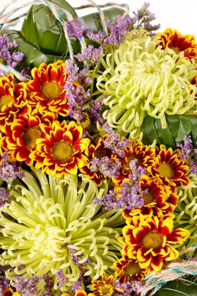 바구니에 든 아름다운 꽃들 — 스톡 사진