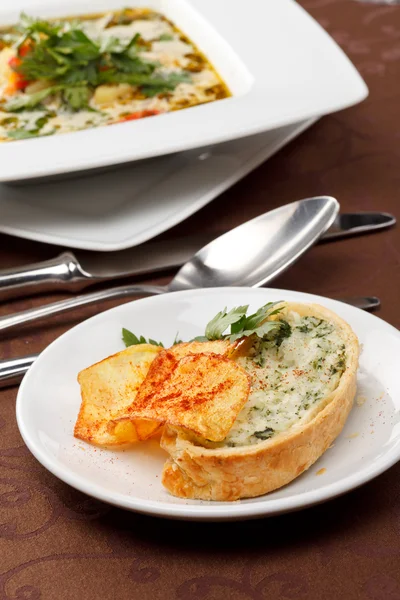 Рыбный суп с картофельными чипсами и рыбным пирогом — стоковое фото