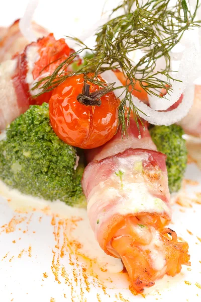 Rolos de salmão defumado com bacon — Fotografia de Stock