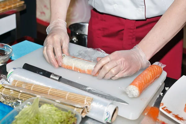 Шеф-повар готовит суши на кухне — стоковое фото