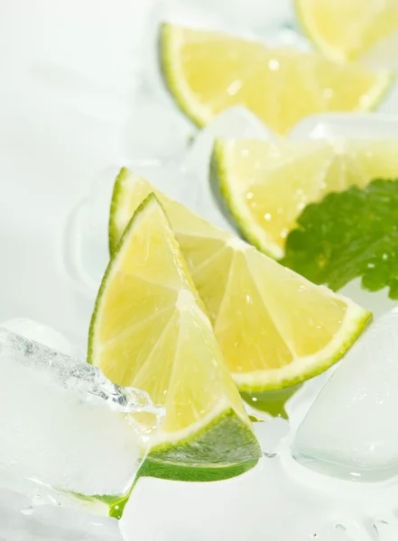 Limes en ijsblokjes — Stockfoto