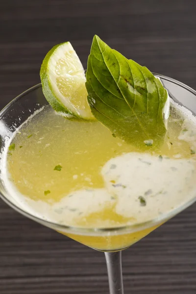 Cocktail mit Limette — Stockfoto