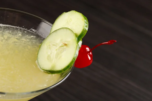 Cocktail mit Gurken — Stockfoto