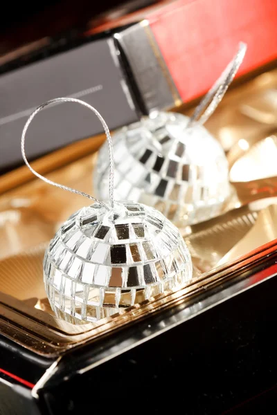 Серебряные шарики в коробке — стоковое фото