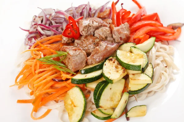 Carne con verduras y fideos —  Fotos de Stock