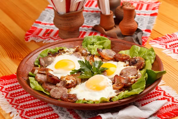 Колбаса и яйца на завтрак — стоковое фото
