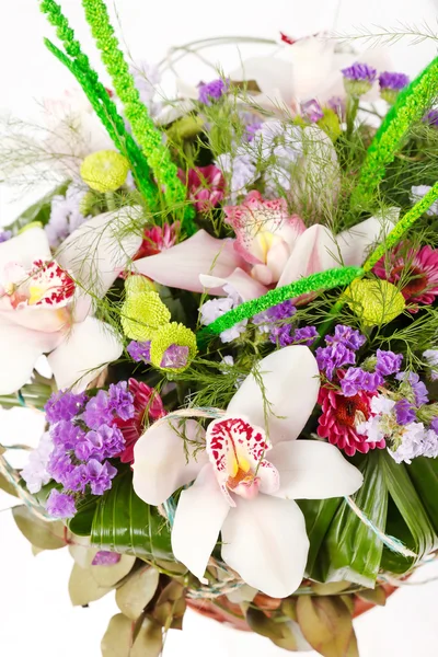 Mooie bloemen in de mand — Stockfoto