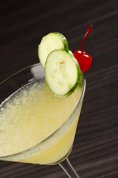 Cocktail kurkulla — kuvapankkivalokuva