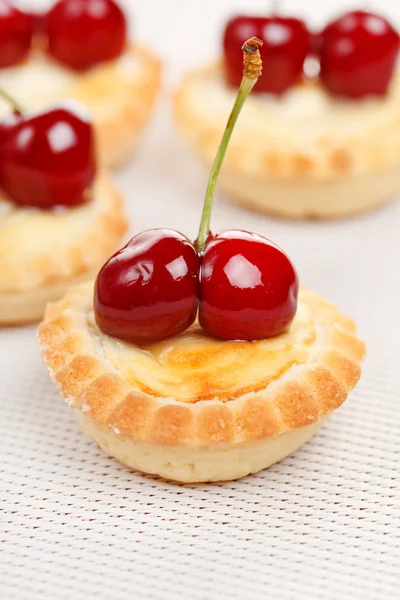 Tart with cherries — Stock Photo, Image