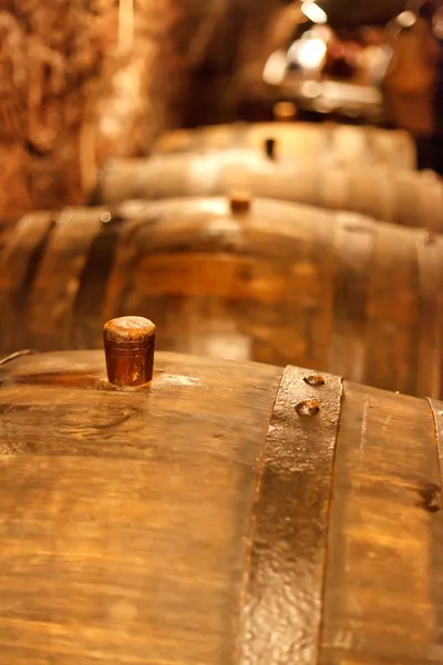 古いワインセラーと樽 — ストック写真