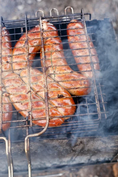 Saucisses chaudes sur barbecue — Photo