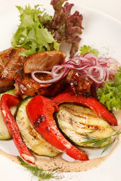Kött med grillade grönsaker — Stockfoto