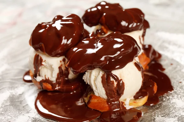 チョコレートのトッピングとアイスクリーム — ストック写真