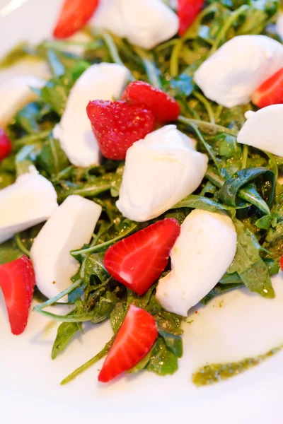 Salad with strawberry — Stock Photo, Image