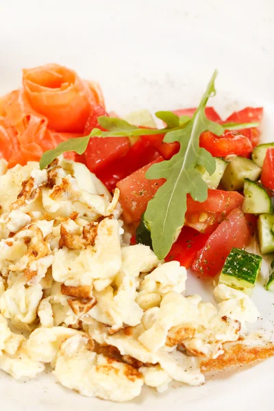 stock image Scrambled eggs with salmon and vegetables