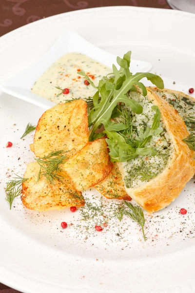 Рыбный пирог с соусом и картофельными чипсами — стоковое фото