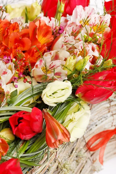 Flori frumoase în coș — Fotografie, imagine de stoc