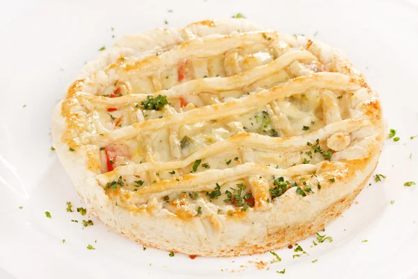 Gustosa quiche con formaggio ed erbe aromatiche — Foto Stock
