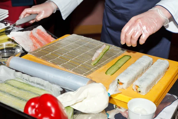 厨师在厨房里准备寿司 — 图库照片