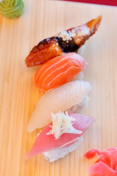 Nigiri con jengibre y wasabi —  Fotos de Stock
