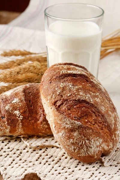 Friss kenyér az asztalon. — Stock Fotó