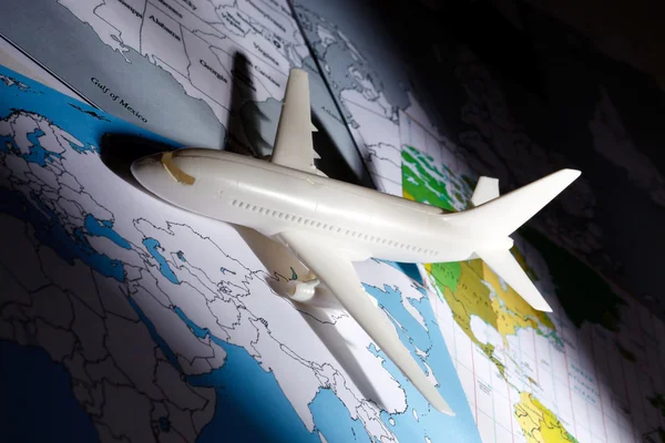 Uçak bir harita ile — Stok fotoğraf
