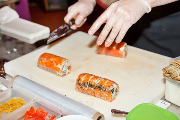 Σεφ προετοιμασία σούσι στην κουζίνα — Φωτογραφία Αρχείου