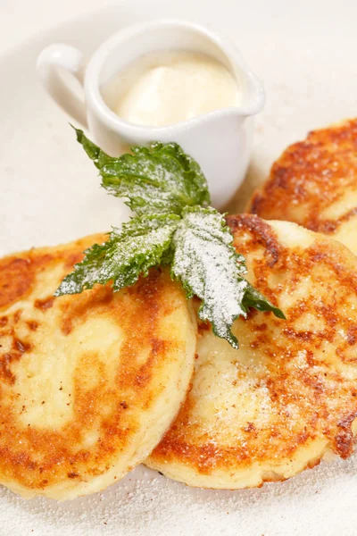 Panqueques de queso con crema agria — Foto de Stock
