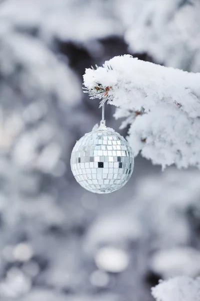 Karácsonyi labdát a fenyő — Stock Fotó