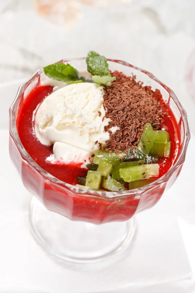 Summer dessert — Stock Photo, Image