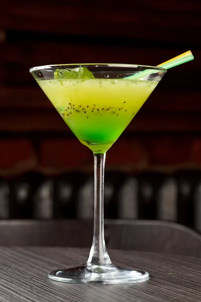 Cocktail kiivin kanssa — kuvapankkivalokuva