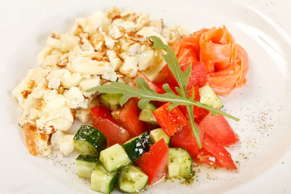 stock image Scrambled eggs with salmon and vegetables