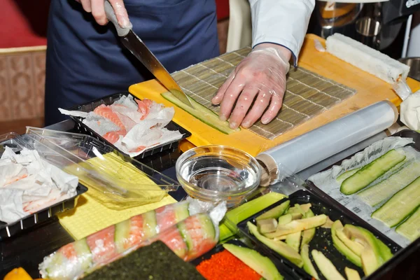 Szef kuchni przygotowuje sushi w kuchni — Zdjęcie stockowe